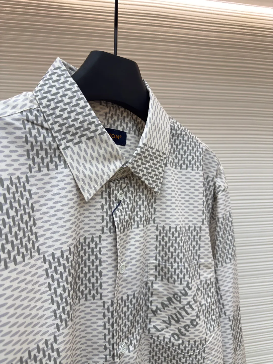 LOUIS VUITTON plain large checkered shirt ●Authentic product: purchased and developed for 10200 ●Item number: 1680321-B05 ●Fabric: polyester fiber fabric ●Technology: made on positioning cutting machine ●Version: fitted version ●Weight: about 300 grams ●Size: XS-S-M-L ●Description: The fabric is made of 40s*40s pure cotton plain fabric with a warp and weft density of 140*140. We purchased the Y version of the scanned pattern for printing, using semi-bleached cloth. Each position of the paper pattern positioning flower perfectly restores the Y version of the flower position. It is printed with digital paint direct-injection printing technology, and the laser burnt pattern is precisely cut into pieces. The left and right panels are designed with restored flowers. The sleeves and cuffs of the collar, seat, and back are made with positioning patterns based on the original pattern, and the buttons are hand-sewn with white hand-sprayed glossy paint. The overall wiring is straight and delicate, the fabric is comfortable and soft, and the color is consistent without color difference. It can be matched with the same style to create a fashionable look and control various occasions. Customized accessories, complete with three standards, same style for men and women!